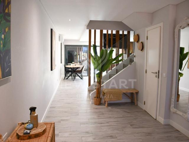 Moradia em Olhão com amplos terraços, pátio e cave em zona r. 90m² Quelfes