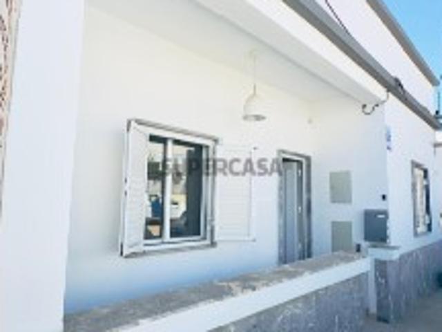 Moradia em Olhão,renovada com 3 quartos, Pátio e Terraços