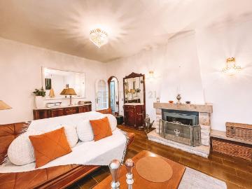 Descubra esta encantadora moradia T3 em Alcoentre, Azambuja, onde o conforto, o espaço e a tranquilidade do campo se encontram
