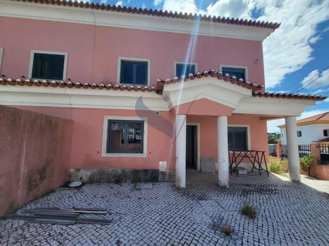 Moradia T5 +1 Remodelada em Albarraque Sintra 200m² Rio de mouro