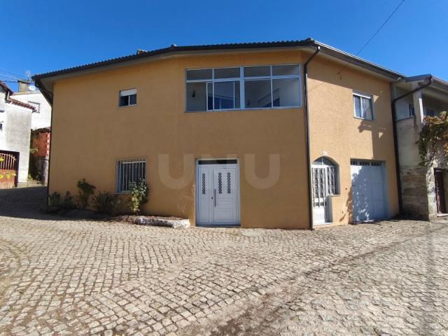 Moradia, em aldeia tranquila, em excelente estado de conservação, pronta a habitar