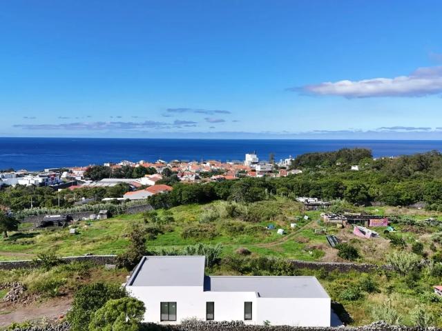 Moradia em Amplo Terreno com Vista Mar