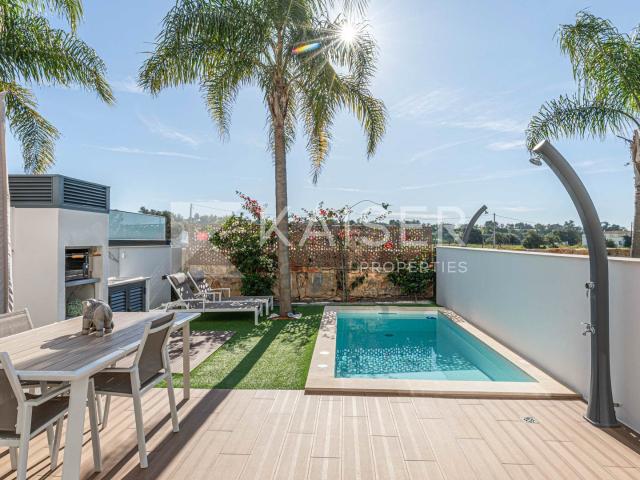 Moradia em banda moderna com 4 3+1 quartos, piscina e gara 264m² Albufeira e Olhos de Água