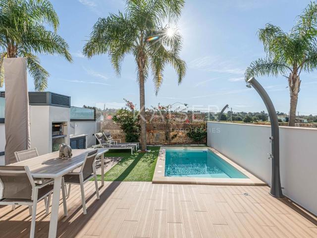 Moradia em banda moderna com 4 3+1 quartos, piscina e gara. 264m² Ferreiras