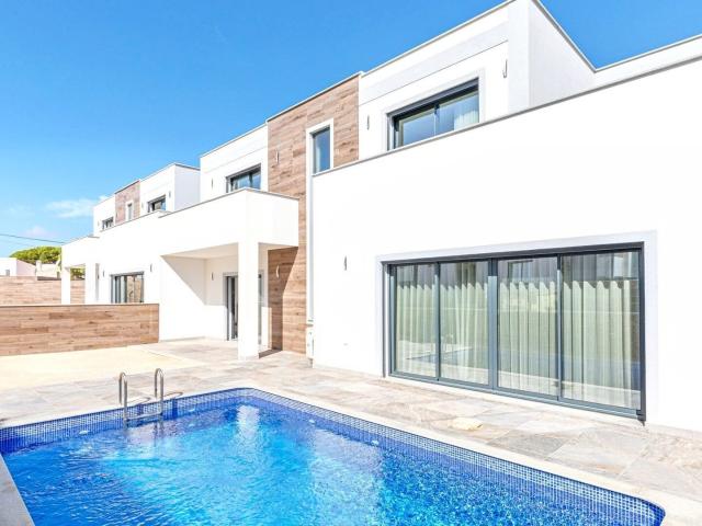 Moradia em banda nova com piscina privada e estacionamento. 191m² Albufeira e Olhos de Água