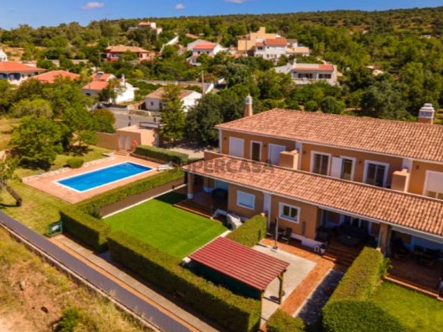 Moradia em banda com 3+1 quartos e garagem, inserida em condomínio com piscina comum, localizada a poucos minutos do centro da Vila de Messines e 25 minutos de Albufeira