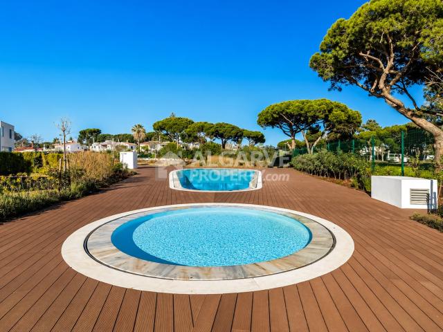 Moradia em Banda Contemporânea T3 com Jardim Privado Próximo. 215m² Vilamoura