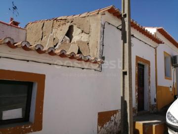 Moradia em banda de tipologia T1 situado em Moura