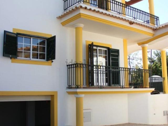 Moradia em banda em Centro de Guia, Guia