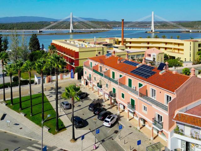 Moradia em banda em fase final de renovação, possui 3 quartos, 4 casas de banho, sala, cozinha completamente equipada Lagoa