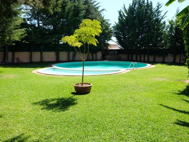 Moradia em banda inserida em condomínio privado com piscina