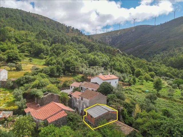 Moradia em Banda para Restauro Total em Coentral, Castanheira de Pera