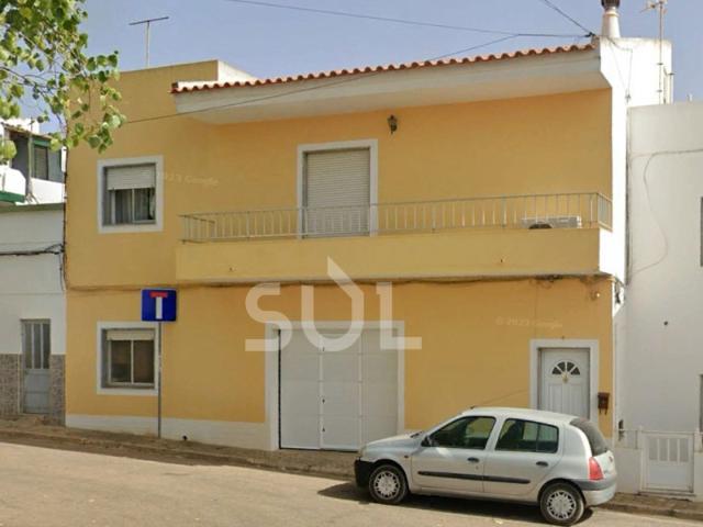 Moradia em banda com garagem e quintal. Bela Vista