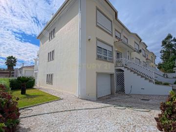 Moradia em banda próxima ao centro de Penalva do Castelo Viseu