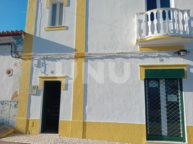 Moradia em banda R/C e primeiro andar
