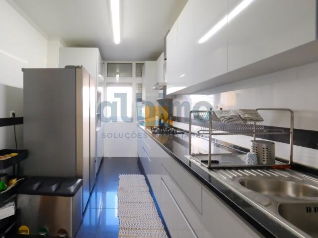 Moradia em banda remodelada com excelentes localização Camarate