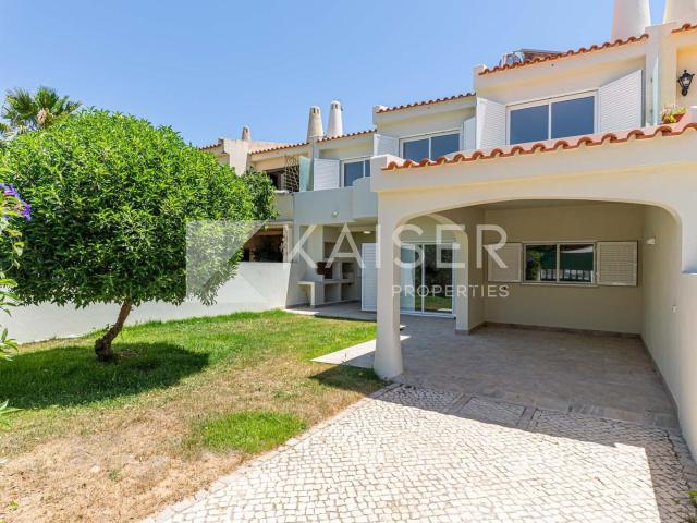 Moradia em banda remodelada com telheiro e jacuzzi no terra? 186m² Albufeira e Olhos de Água