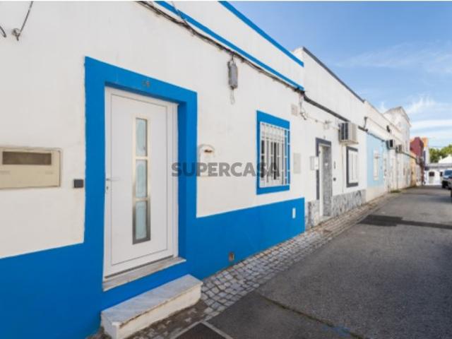 Moradia em Banda Remodelada com Terraço no Centro da Moita 2 Quartos e 2 WC