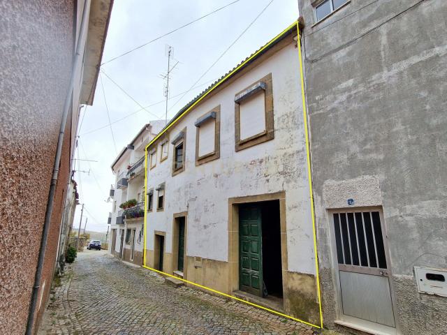 Moradia em banda situada no centro de São João da Pesqueira