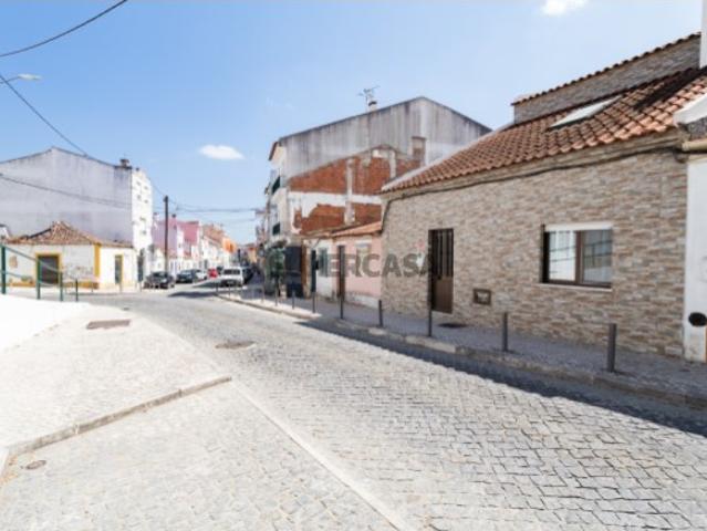 Moradia em Banda T4 com Lareira, Terraço, comércio e Estacionamento para 2 Carros