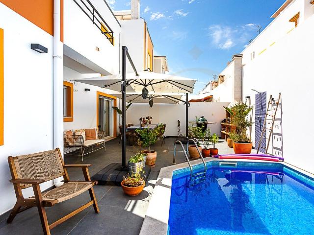 Moradia em Banda T4 com Piscina, Terraço e com cave versátil. 113m² Tavira Santiago