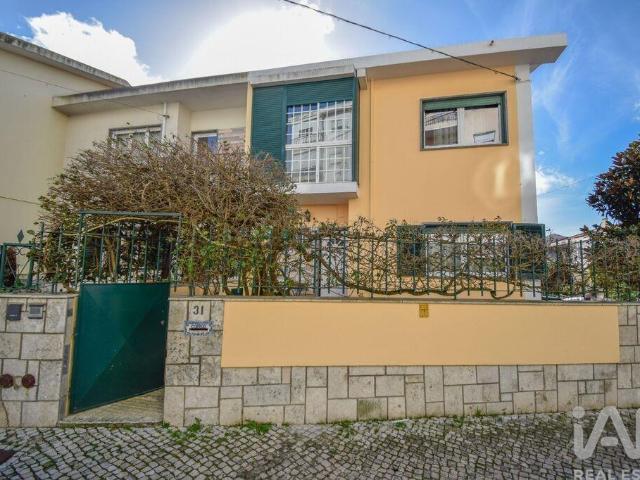 Moradia em banda T4 em Algueirão Mem Martins de 225 m² 225m² Algueirão Mem Martins
