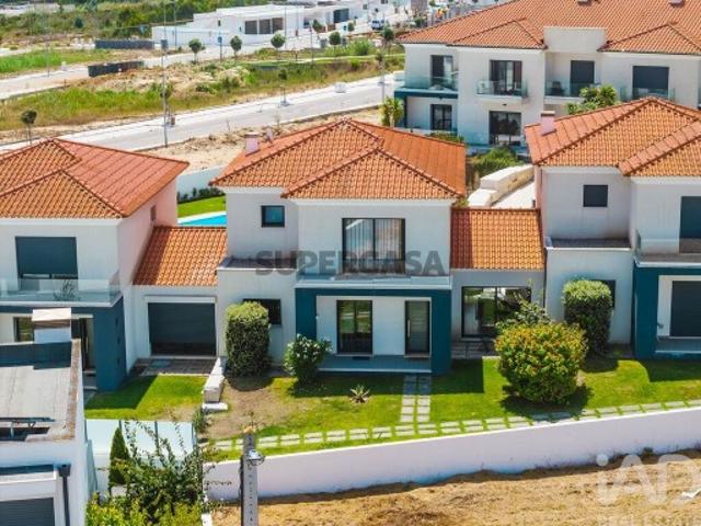 Moradia em banda T4 em Tornada e Salir do Porto de 190 m²