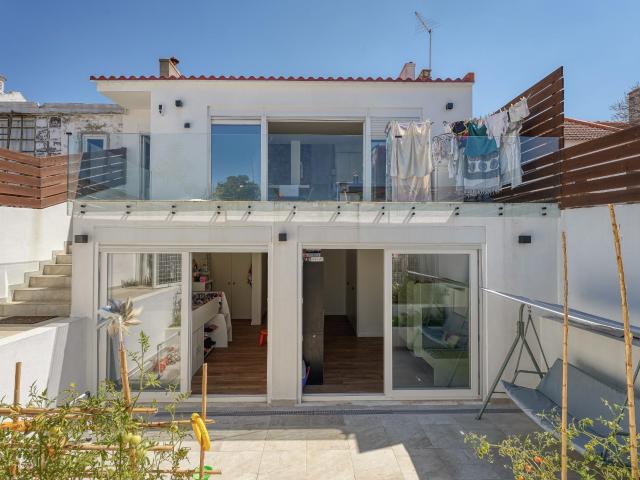 Moradia em banda T4 renovada com terraço e logradouro, Afonsoeiro, Montijo