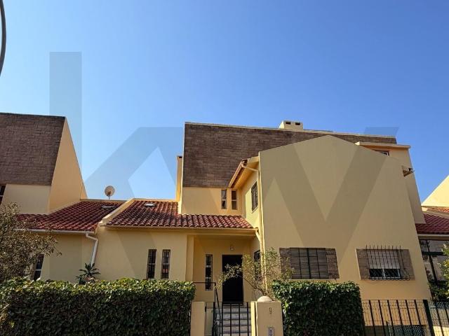 Moradia em Banda T4 | 170 m² | Garagem para 4 carros | Logradouro com Barbecue | Paço de Arcos