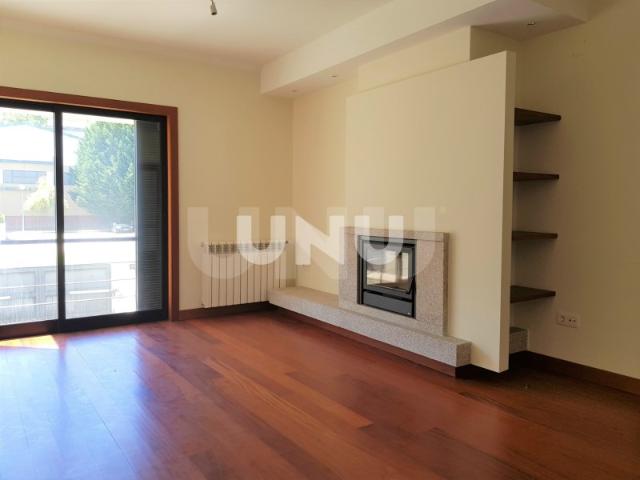 Moradia em Banda T5 Zona Residencial