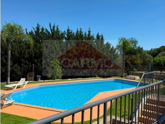 Moradia em Banda T2+1 de Arquitetura Contemporânea em Condomínio Fechado com Piscina. Oferta da Escritura