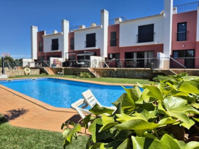 Moradia em banda T2+1 em condomínio na Guia, Algarve