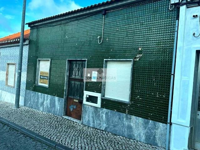 EXCELENTE OPORTUNIDADE DE INVESTIMENTO 6 apartamentos com 700m2, com garagem em cave e piscina