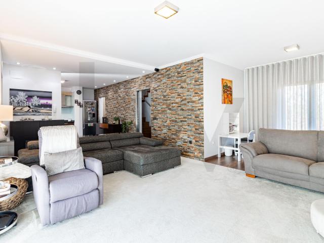 Moradia em Banda T3 com 261m² na zona dos Passionistas – Santa Maria da Feira