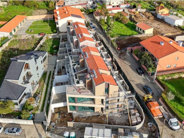 Moradia em banda T3 com 3 frentes, jardim, elevador para c. 215m² São félix da marinha