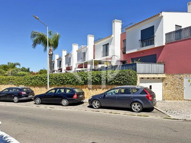 Moradia em Banda T3 com Piscina e Box em Condomínio Privado. 115m² Guia