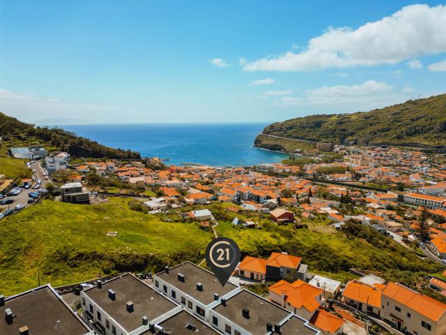 Moradia em Banda T3 em Machico – Luz Natural, Vista Mar e Ex. 135m² Machico
