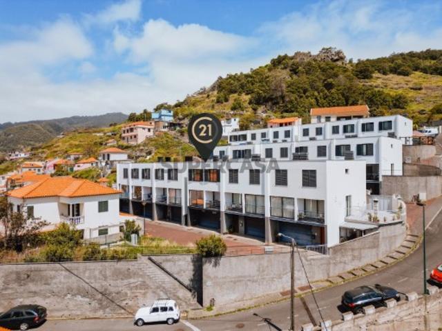 Moradia em Banda T3 em Machico Luz Natural, Vista Mar e Excelente Localização