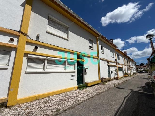 Moradia em Banda T3 para investimento junto ao bairro da Petrogal em Loures