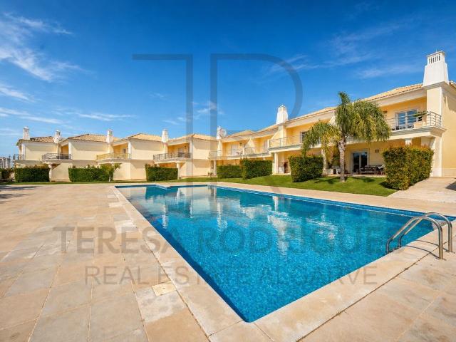 Moradia em banda V4 com amplos terraços e deslumbrante vista. 152m² Albufeira e Olhos de Água
