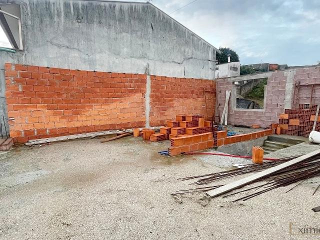 Moradia em banda V4, em fase inicial de construção, em Vairão