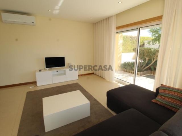 Moradia em banda V2+1 em Petroves Albufeira
