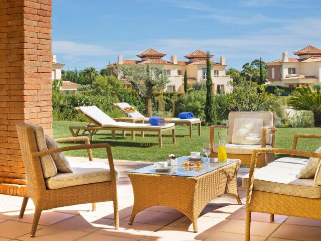 Moradia em Banda V3 com piscina e terraços no Golfe Monte Rei