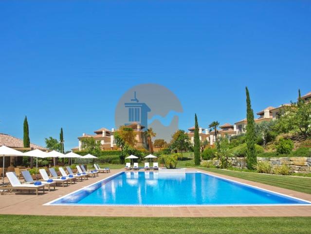 Moradia em Banda V3 com piscina e terraços no Golfe Monte Rei