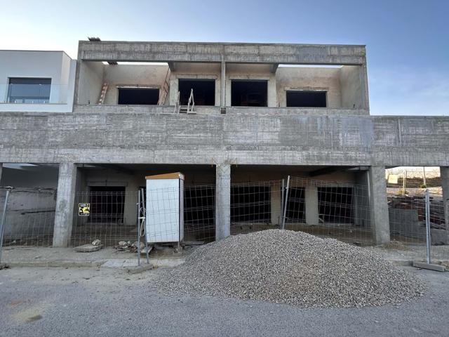 MORADIA EM BANDA V4 + 1 CAPARICA PÊRA