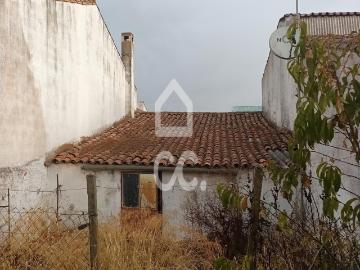 Moradia em Beringel para renovar