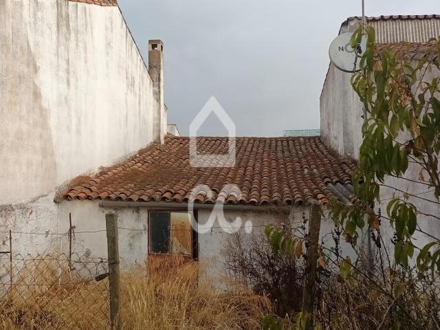 Moradia em Beringel para renovar