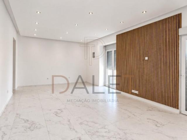 Moradia em Calhandriz com remodelação iniciada e grande potencial de personalização e valorização