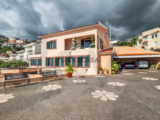 Moradia em Câmara de Lobos com piscina