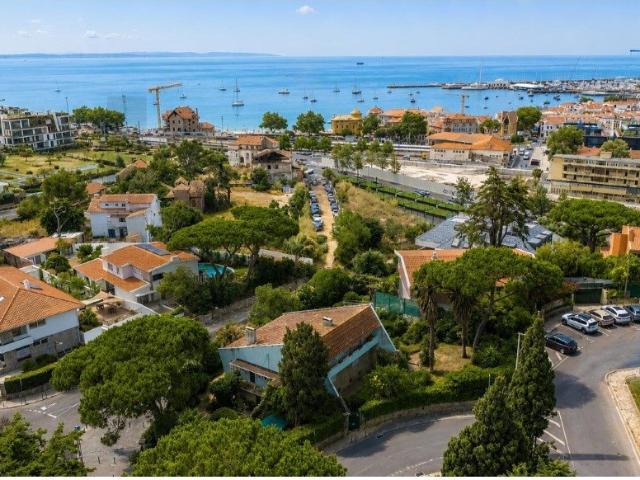 Moradia em Cascais | 400m² Área Bruta | 1.190m² de Lote | a. 377m² Cascais e Estoril